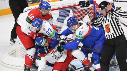 Čeští hokejisté na úvod světového šampionátu porazili Slovensko 3:2