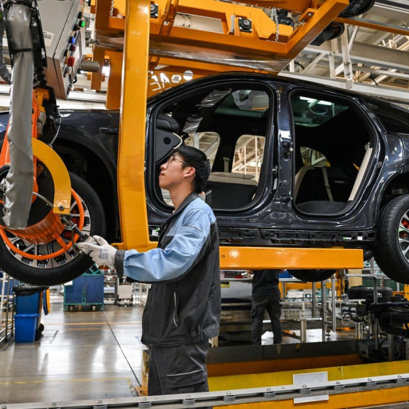 Čína sklízí plody západní politiky: Stala se největším světovým vývozcem aut