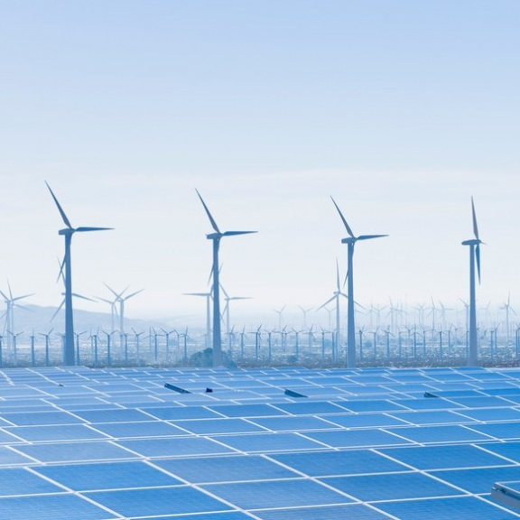 Investice do solární energie letos poprvé překonají investice do ropy