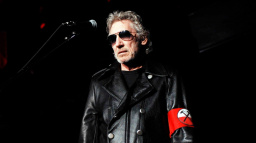 Waters se hájí, že jeho kritizovaný černý kostým je ve skutečnosti antifašistický