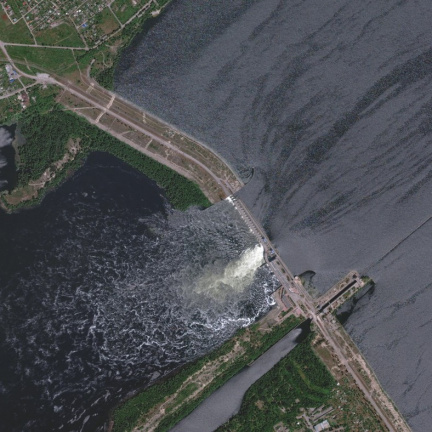 Zelenskyj ke zničení Kachovské přehrady: Ani vodou, ani raketami Rusové Ukrajinu nezastaví