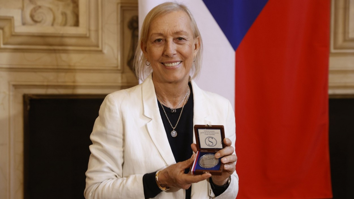 Martina Navrátilová převzala stříbrnou medaili předsedy Senátu - byť byla zvyklá spíš na zlato