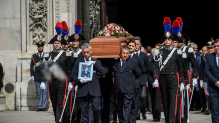 Se Silviem Berlusconim se přišly rozloučit tisíce lidí
