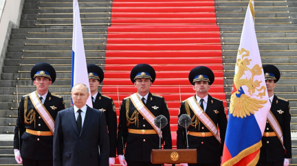 Aktualizováno: Ochránili jste Rusko před občanskou válkou, poděkoval Putin vojákům
