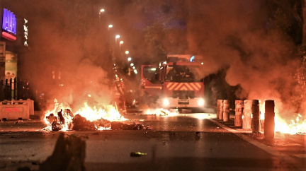 Francouzská revolta, noc čtvrtá: hořící auta, střelba, tisíc zadržených