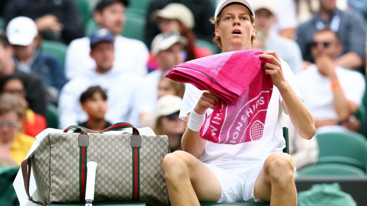 Sinnerova taška od Gucciho bourá tradiční wimbledonská pravidla oblékání