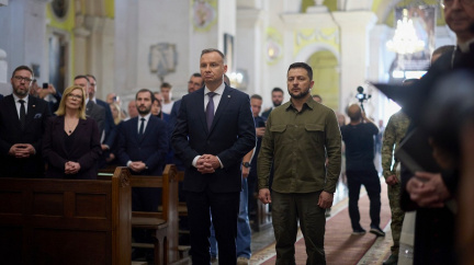 Zelenskyj a Duda uctili památku obětí masakru na Volyni