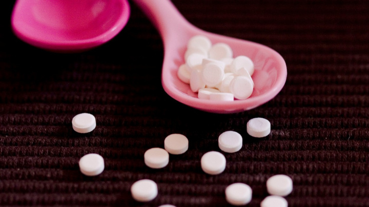 Aspartam by mohl být rakovinotvorný, tvrdí WHO a doporučuje omezit spotřebu