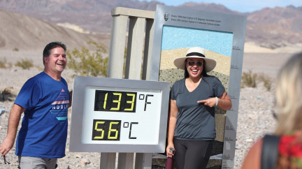 Turisté v USA v Údolí smrti čekají na rekord, nemocnice lidi chladí ledem