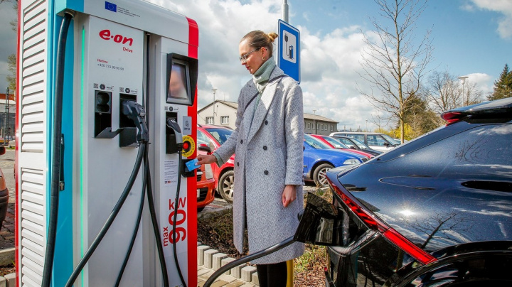 V EU se prodej aut zvýšil o 18 procent, elektromobily poprvé přeskočily diesely