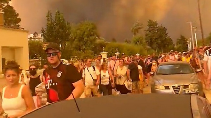 Češka s dcerou prchaly před plameny v plavkách a s ručníkem