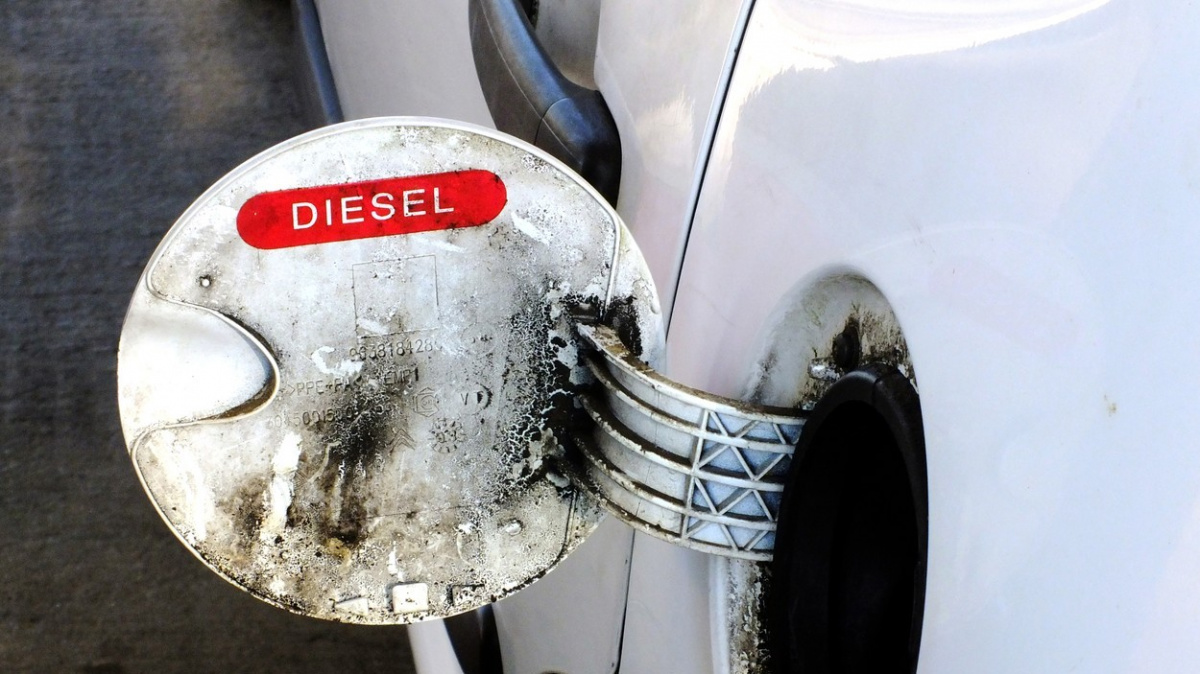 Vláda vymyslela, parlament odkýval, Pavel podepsal: Nafta bude od úterý dražší