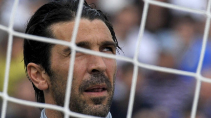 Fotbalový brankář Gianluigi Buffon ukončil v 45 letech kariéru