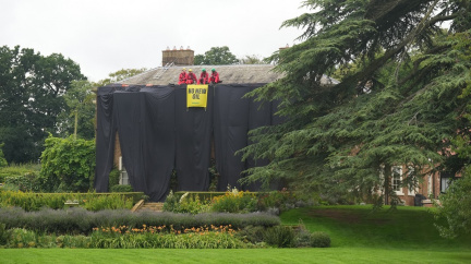 Členové Greenpeace přikryli Sunakův dům černým plátnem kvůli těžbě fosilních paliv