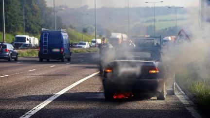 Německý řidič na dálnici hasil hořící auto pivem