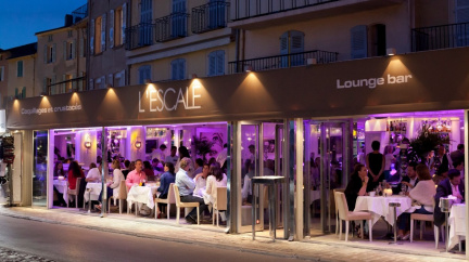 Restaurace v Saint-Tropez si vybíraly zákazníky podle jejich útrat, teď na to doplatí