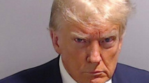 Trump se vydal úřadům ve státě Georgia, jeho „vězeňská“ fotografie vejde do dějin
