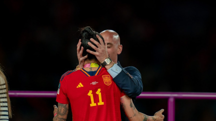 Políbení fotbalistky po finále MS stálo šéfa španělského svazu místo