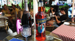 Výrobce Aperolu dál podniká v Rusku, a to se neodpouští: Ukrajinské bary nápoj vyškrtávají