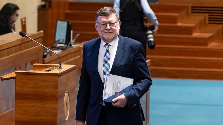 Vláda příští rok zatne 252miliardovou sekeru: MF předložilo návrh rozpočtu