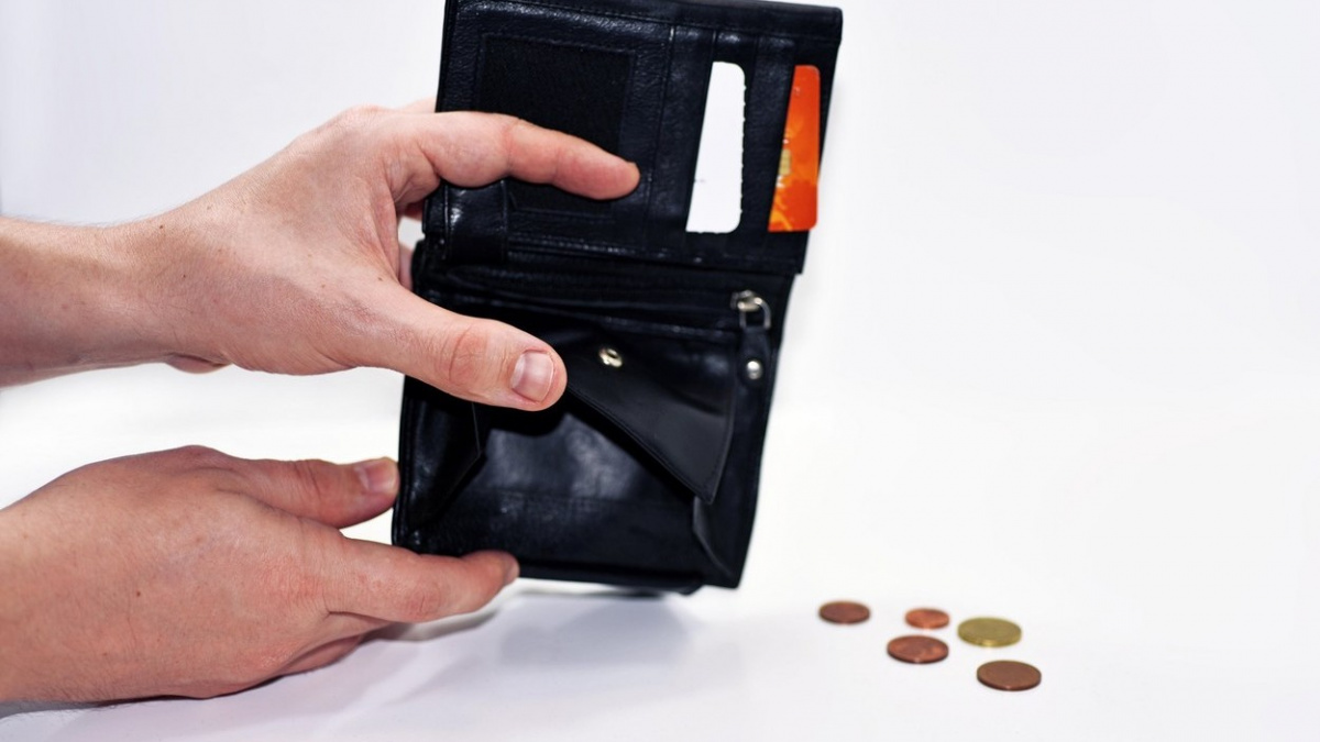 Průměrná mzda ve druhém kvartálu reálně klesla o více než tři procenta