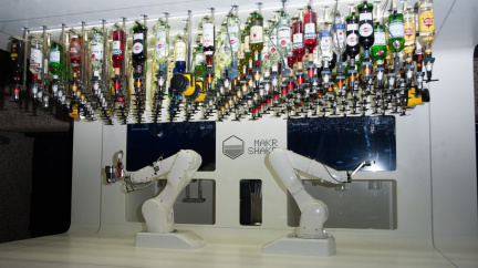 Umělá inteligence v Nevadě už zastává práci barmanů a ostrahy