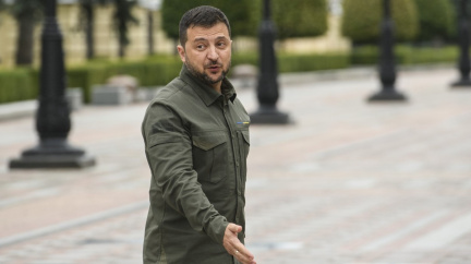 Ofenzivu podle Zelenského brzdí pomalé dodávky zbraní ze Západu a zpomalené protiruské sankce