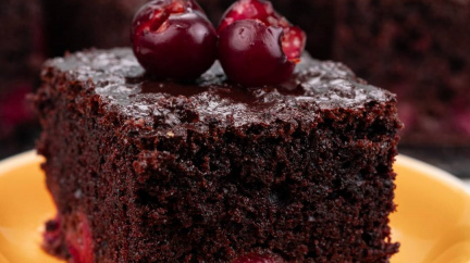 LAHODNÝ a NADÝCHANÝ čokoládový koláč s třešněmi: Lepší koláč nepoznáš!