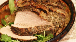 Nejlepší pečená šunka na plátcích vepřové slaniny: Neváhej ochutnat tuto dobrůtku!