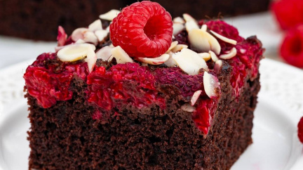 SUPER KOLÁČ Z JEDNÉ MÍSY, PŘIPRAVEN ZA POUHÝCH 15 MINUT: Čokoládový koláč s malinami