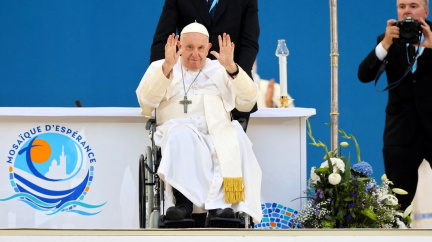 Modlete se a pomáhejte uprchlíkům, kázal František v Marseille
