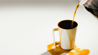 Co kdo snese: Kolik smíme vypít kávy, abychom to nepřepískli?