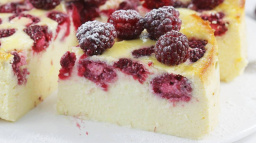 Zde je návod, jak vykouzlit tento LAHODNÝ dezert: Cheesecake bez tvarohu s malinami!