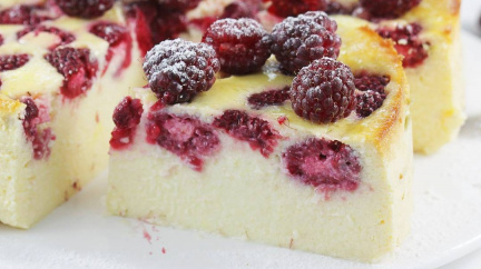 Zde je návod, jak vykouzlit tento LAHODNÝ dezert: Cheesecake bez tvarohu s malinami!