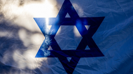 Žlutou střídá bílá: Úřady v ČR vyvěšují vlajky Izraele a rozsvěcují budovy v jeho barvách
