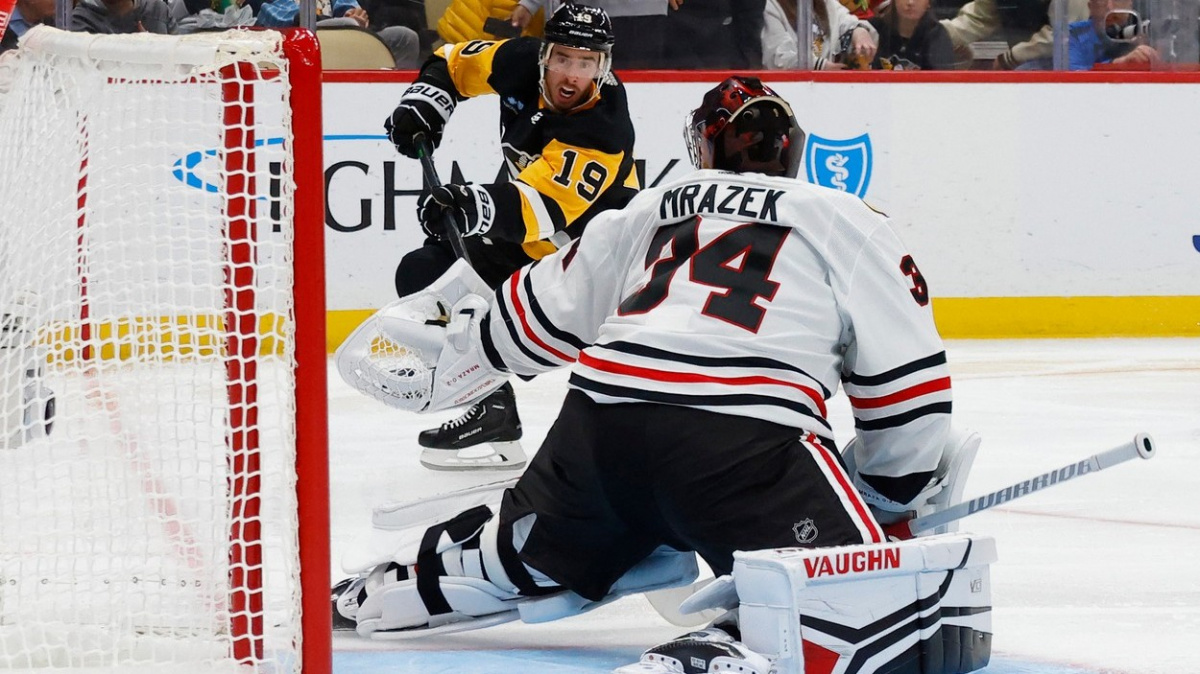 Mrázek 38 zásahy pomohl Chicagu porazit Pittsburgh, Bedard začal asistencí