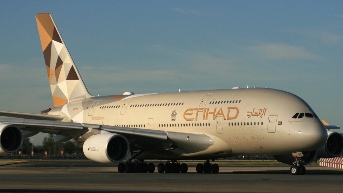 Jak přežít dlouhý let? Odpočívejte, pijte hodně vody a udržujte se v teple