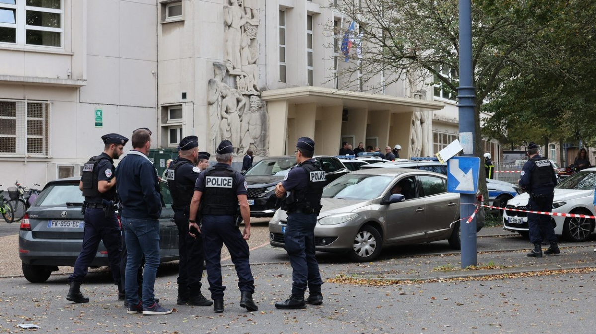 Muslimský útočník na střední škole ve Francii zabil nožem učitele, další lidi zranil