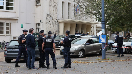 Aktualizováno: Muslimský útočník na střední škole ve Francii zabil nožem učitele, další lidi zranil