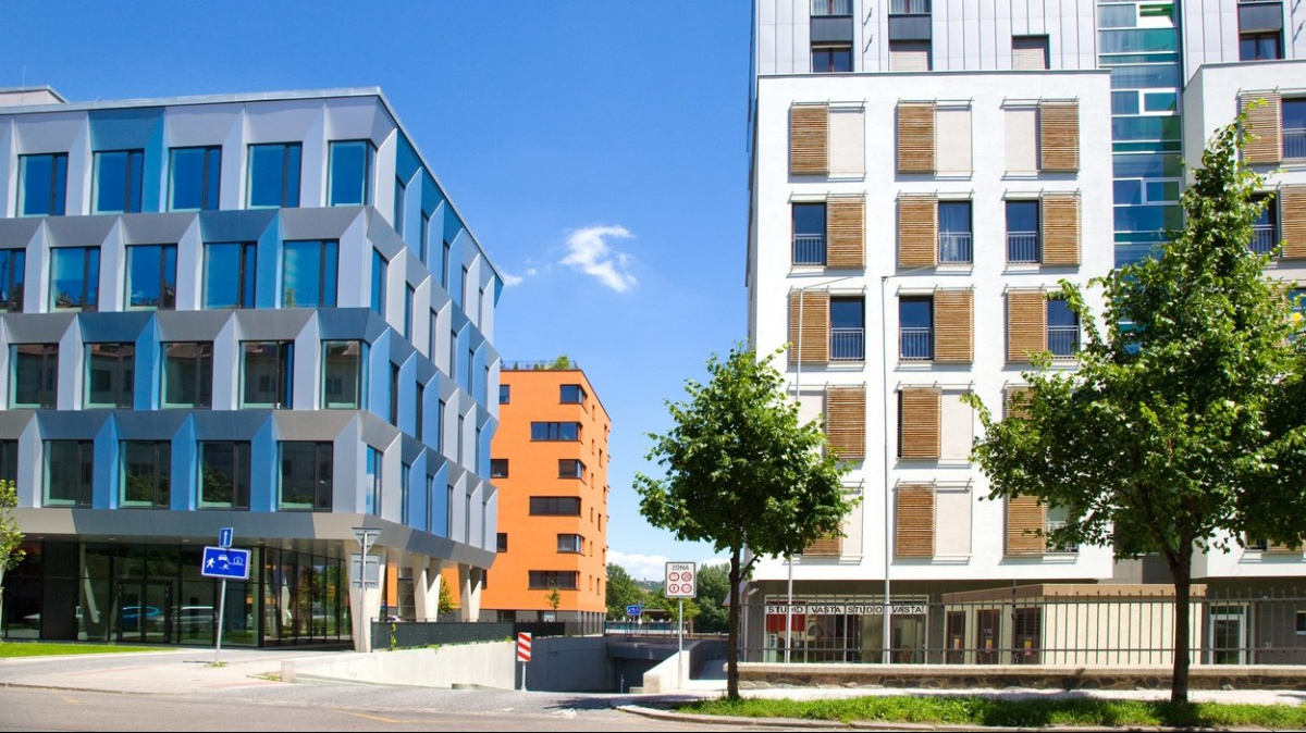 Průměrná cena starších bytů v ČR v létě mezičtvrtletně klesla na 83 958 Kč/m2