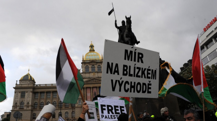 V Praze se dnes sešli lidé na podporu Palestiny i Izraele, přišla Černochová