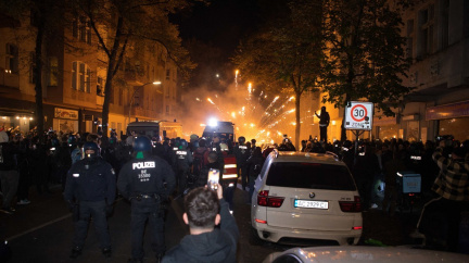 Propalestinský dav v Berlíně zapaloval auta a útočil na policii