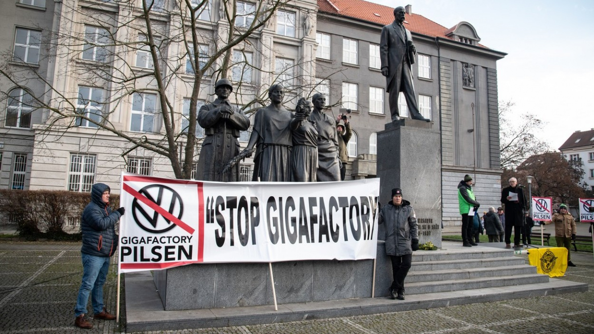 Česko jedná s pěti zájemci o výstavbu gigafactory, opozice hovoří o vládním debaklu