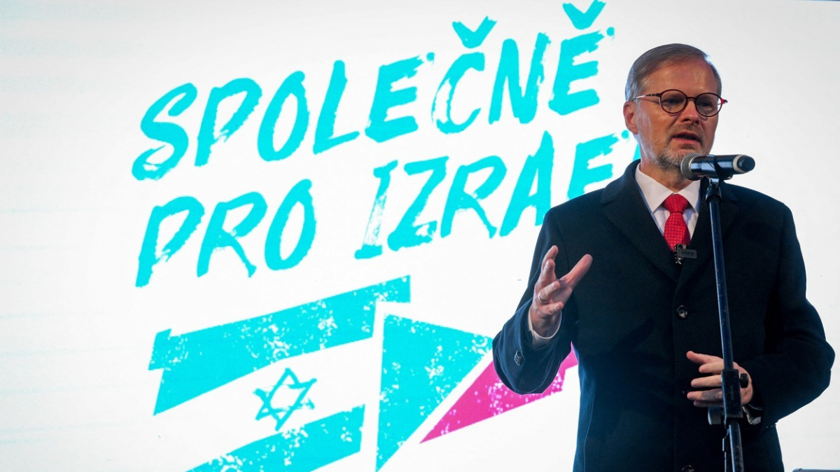 Starosti české policie: Prověřuje demonstrantku kvůli nápisu na tričku