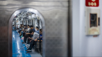 Jak vyřešit přeplněné metro? V Soulu odstraní z některých vagónů sedadla
