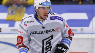 Karlovarský obránce Michal Plutnar použil nepovolené zbraně - zuby