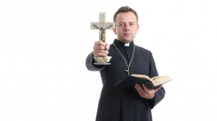 Katoličtí biskupové potřebují více vymítačů ďábla, říká český kněz a nový šéf exorcistů