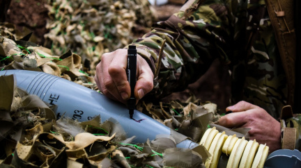 Nepřítel si to nepřečte: Proč vojáci na Ukrajině píší vzkazy na dělostřelecké granáty?
