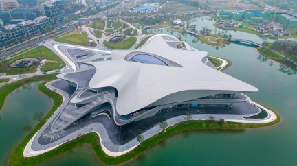 Jako svítíci kosmická loď: Na jezeře v Číně se vznáší futuristické muzeum