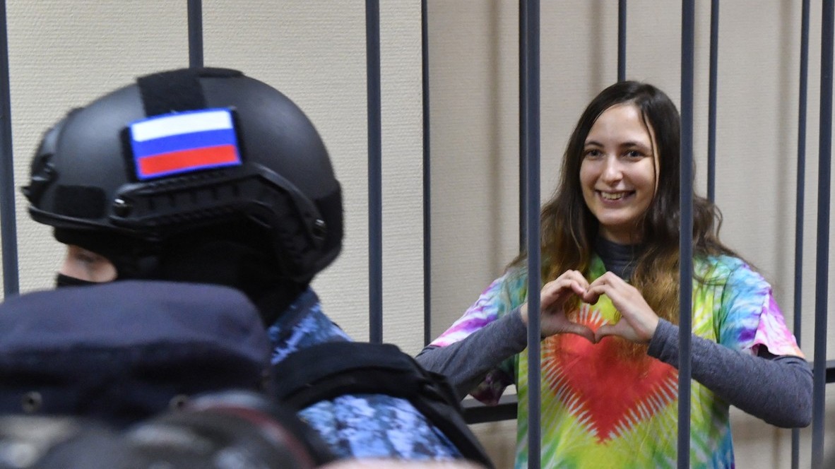 Za protiválečné vzkazy na cenovkách v obchodě dostala ruská umělkyně sedm let